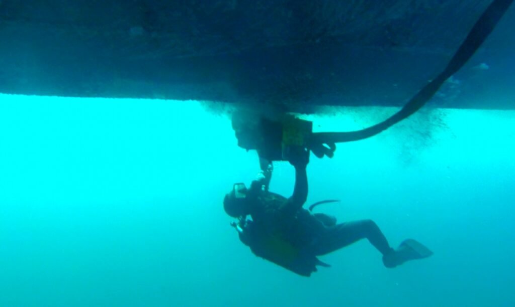 Ship hull cleaning in Elizabeth